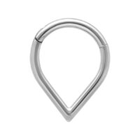Piercing Teardrop Clicker in argento su sfondo bianco