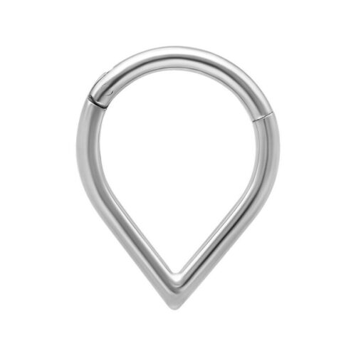Piercing Teardrop Clicker in argento su sfondo bianco