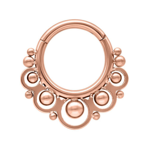 Piercing in oro rosa a forma di anello con sfere decorative su sfondo bianco