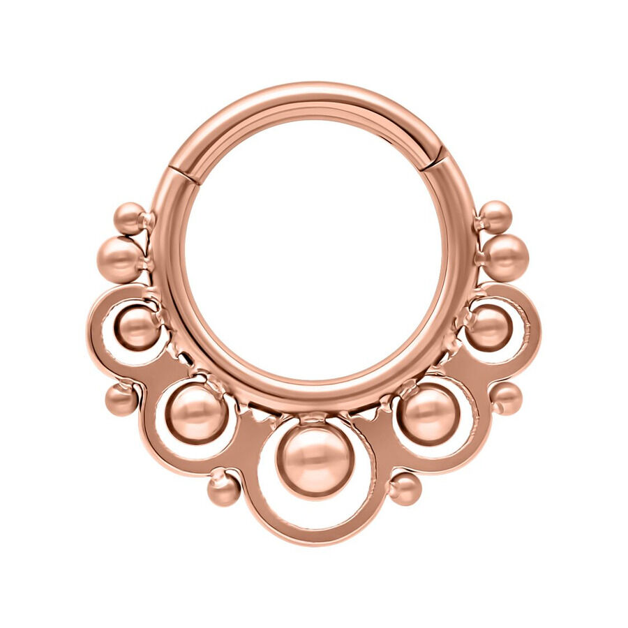 Piercing in oro rosa a forma di anello con sfere decorative su sfondo bianco
