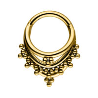 Anello piercing dorato con tripli archi e palline su sfondo bianco