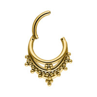 Anello piercing dorato con tripla decorazione a sfera su sfondo bianco