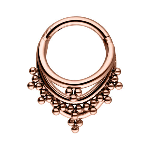 Anello piercing in oro rosa con design orientale su sfondo bianco