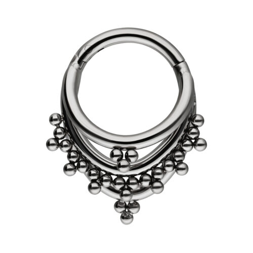 Triplo Clicker Orientale argentato con dettagli a sfera su sfondo bianco