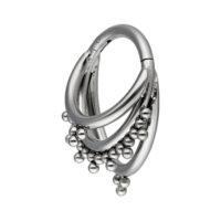 Anello piercing argentato con tre cerchi ondulati e sfere su sfondo bianco