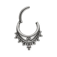 Anello piercing argento con sfere su sfondo bianco