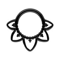 Oriental septum clicker nero in titanio con design filigranato su sfondo bianco