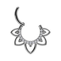 Clicker per setto in argento con cristalli chiari su sfondo bianco