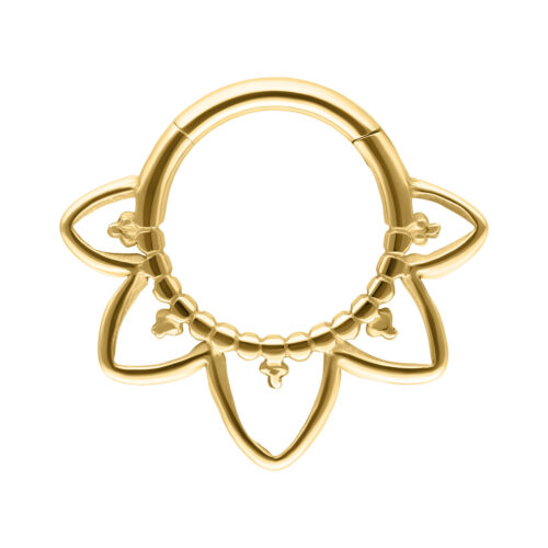 Clicker Septum in oro di titanio con design orientale su sfondo bianco