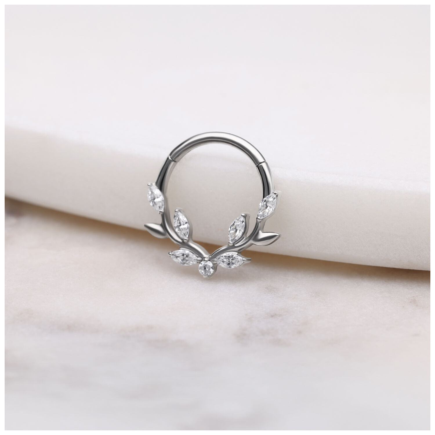 Clicker per setto in argento con foglie di cristallo su sfondo bianco