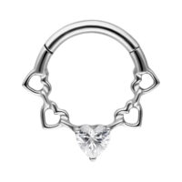 Clicker septum in argento con dettagli a cuore e cristallo su sfondo bianco