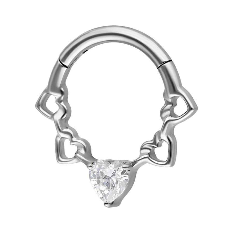 Clicker per setto argento con design a cuore e cristallo su sfondo bianco