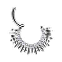 Clicker per setto nasale argento in titanio con cristalli scintillanti su sfondo bianco