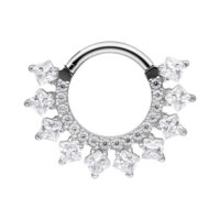 Clicker per setto nasale argento con cristalli scintillanti su sfondo bianco