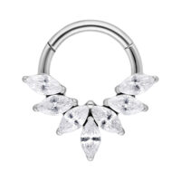 Septum Clicker argento con cristalli Marquise su sfondo bianco