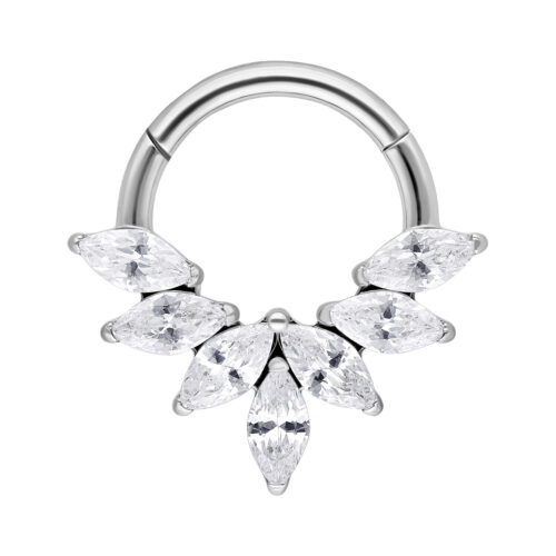 Septum Clicker argento con cristalli Marquise su sfondo bianco