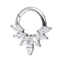 Clicker per septum in argento con cristalli a forma di marquise su sfondo bianco
