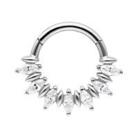 Septum Clicker in argento con pietre Marquise su sfondo bianco