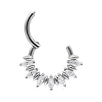 Clicker per septum in argento con pietre marquise su sfondo bianco