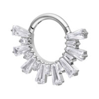 Clicker per setto argento con cristalli scintillanti su sfondo bianco