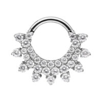 Clicker septum in argento con cristalli scintillanti su sfondo bianco