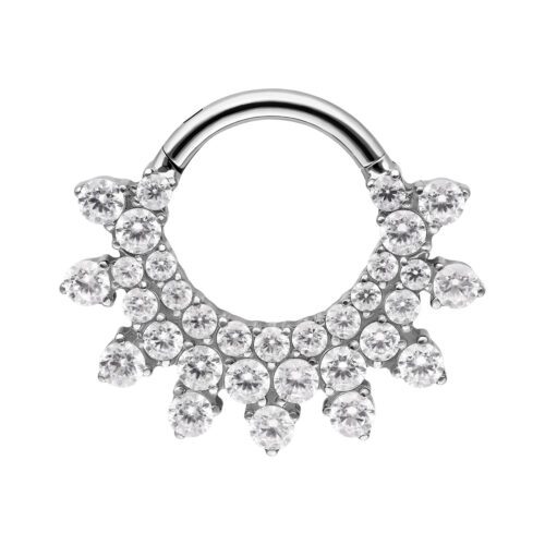 Clicker septum in argento con cristalli scintillanti su sfondo bianco