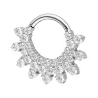 Clicker per setto nasale in argento di titanio con cristalli scintillanti su sfondo bianco