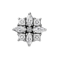Accessorio in titanio argento con zirconi scintillanti su sfondo bianco