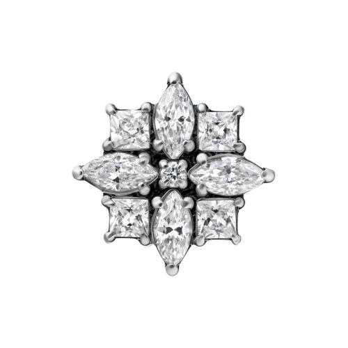 Accessorio in titanio argento con zirconi scintillanti su sfondo bianco