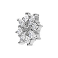 Attacco piercing in titanio argento con cristalli scintillanti su sfondo bianco