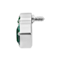 Attacco in titanio argentato con cristallo verde smeraldo e filettatura sinistra su sfondo bianco