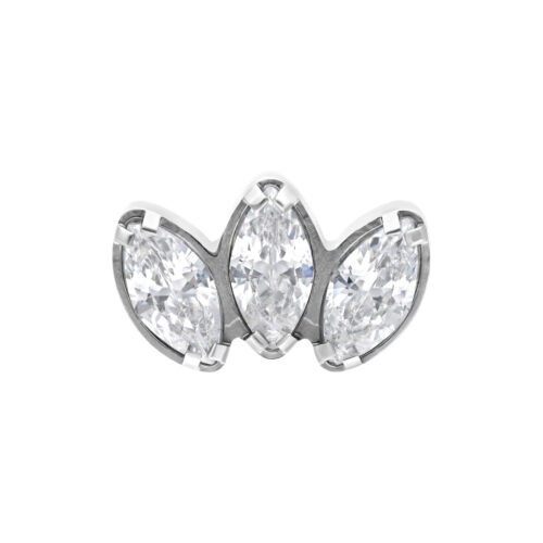 Attacco Marquise color argento con tre cristalli chiari su sfondo bianco