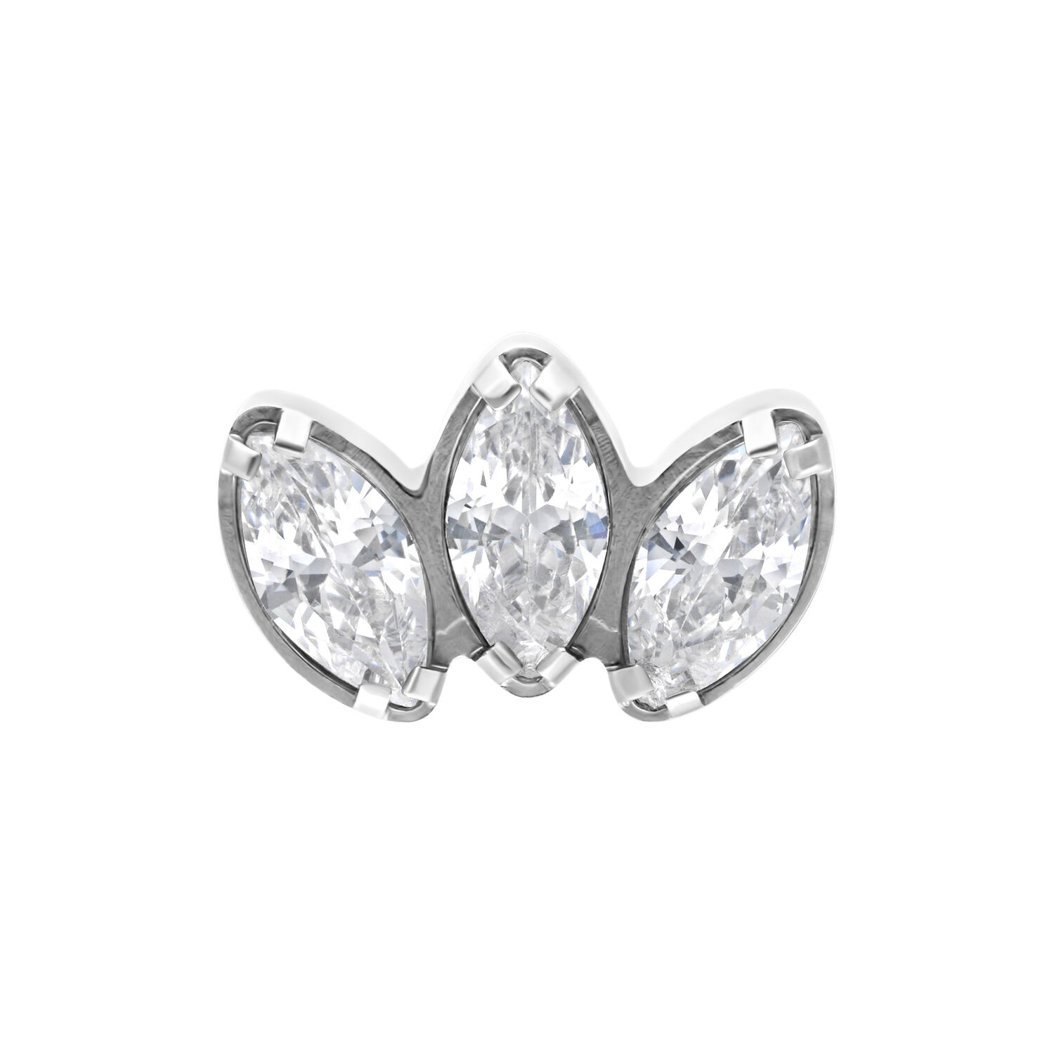 Attacco Marquise color argento con tre cristalli chiari su sfondo bianco