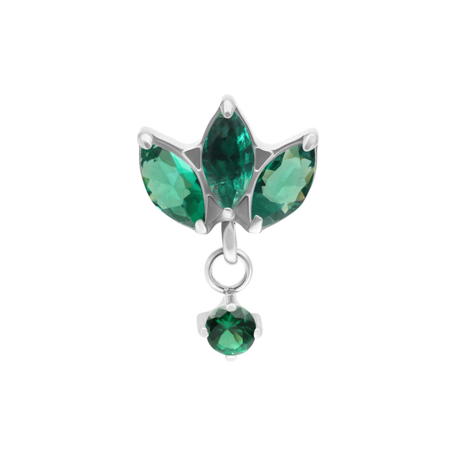 Attacco per piercing in titanio argentato con cristalli color smeraldo su sfondo bianco