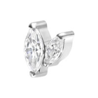 Attacco in titanio argento con due cristalli Marquise chiari su sfondo bianco