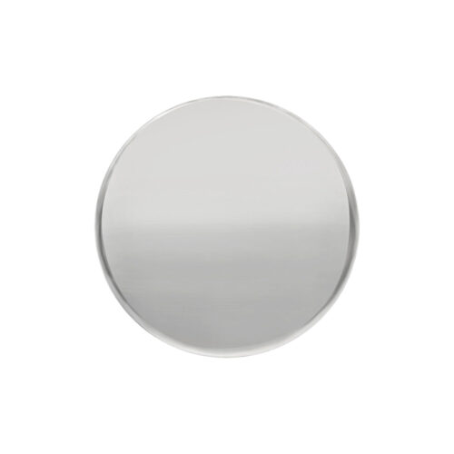 Accessorio rotondo in titanio argento su sfondo bianco