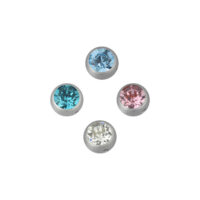 Quattro accessori per piercing argentati con cristalli blu, rosa e cristallo chiaro su sfondo bianco