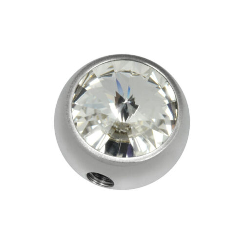 Accessorio argento in titanio con cristallo chiaro su sfondo bianco