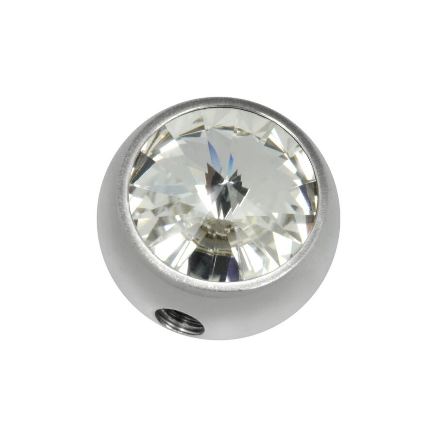 Accessorio argento in titanio con cristallo chiaro su sfondo bianco