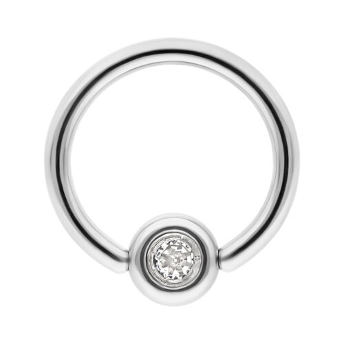 Anello clip in titanio argento con cristallo chiaro su sfondo bianco