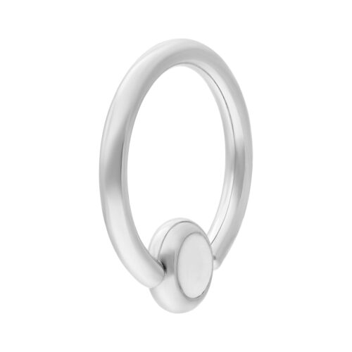 Clip in anello d'argento in titanio con cristallo chiaro su sfondo bianco