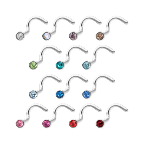 Vari piercing nasali in titanio con cristalli colorati su sfondo bianco