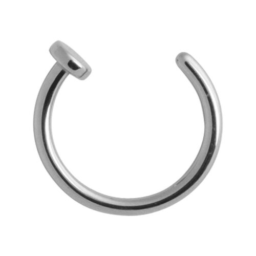 Anello al naso aperto in titanio argento con superficie liscia su sfondo bianco