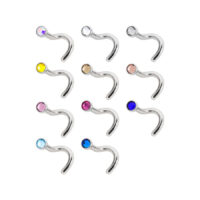 Piercing al naso in titanio argentato con cristalli colorati su sfondo bianco