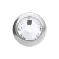 Sfera decorativa argentata con pietra cristallina sfaccettata su sfondo bianco
