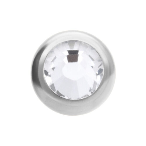 Sfera decorativa argentata con pietra cristallina sfaccettata su sfondo bianco