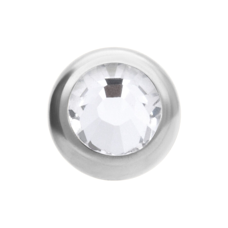 Sfera decorativa argentata con pietra cristallina sfaccettata su sfondo bianco