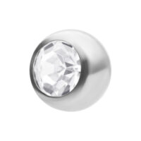 Sfera in titanio argentato con pietra sfaccettata cristallina su sfondo bianco