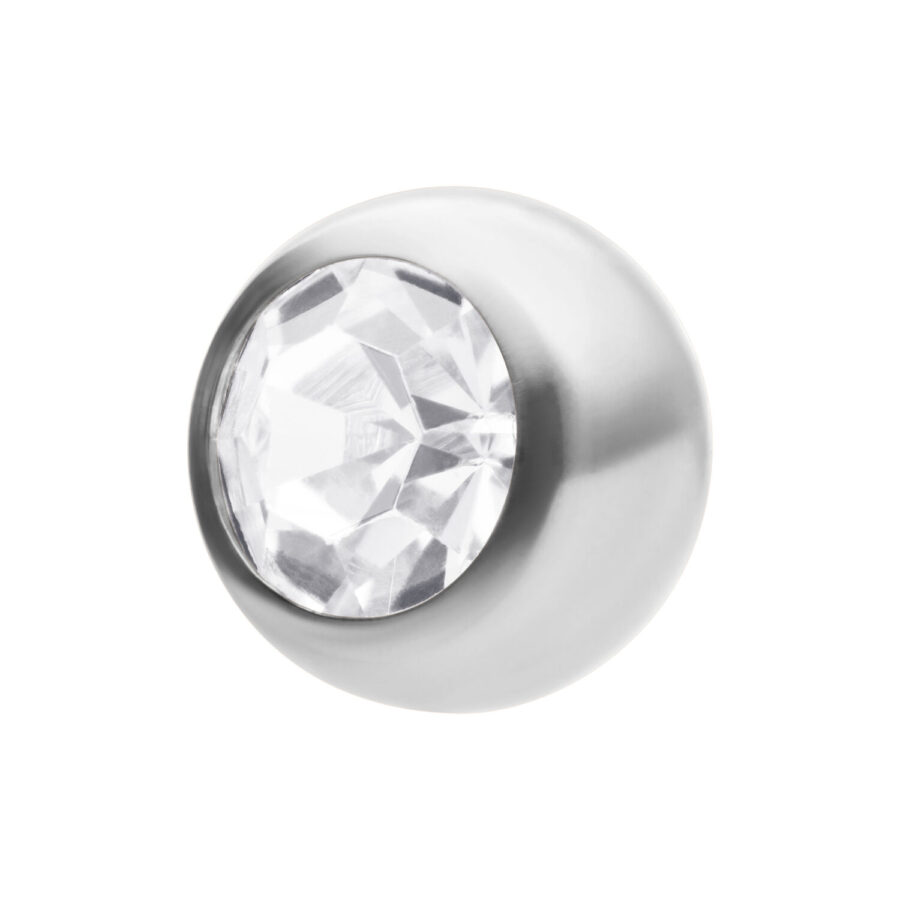 Sfera in titanio argentato con pietra sfaccettata cristallina su sfondo bianco