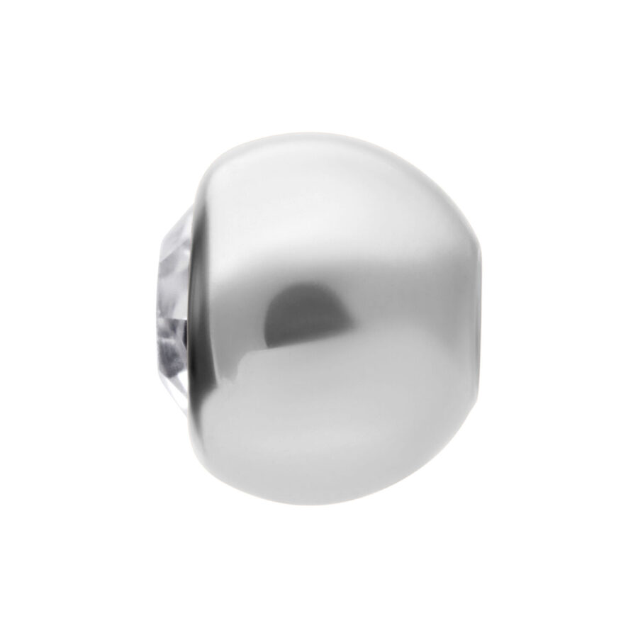 Sfera sfaccettata in argento con cristallo chiaro, sfondo studio
